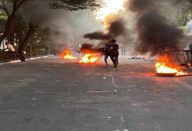 حمله به مقر پلیس در یک شهر | آشوبگران خودروی پلیس را آتش زدند