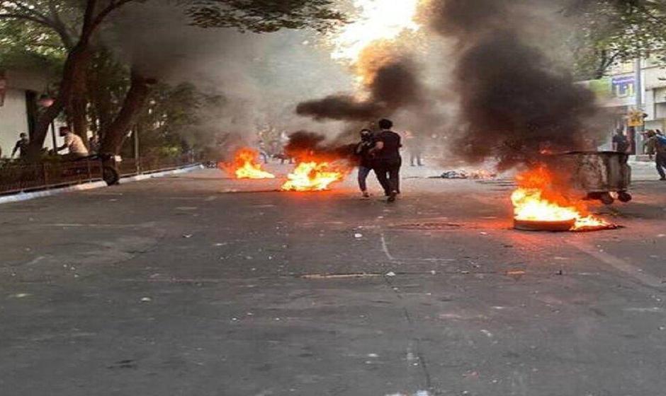 حمله به مقر پلیس در یک شهر | آشوبگران خودروی پلیس را آتش زدند