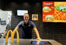 تصمیم باورنکردنی گزینه سرمربیگری استقلال و پرسپولیس | او پشت منقل می‌ایستد و همبرگر می‌پزد + عکس