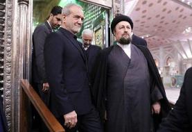 استقبال سیدحسن خمینی از پزشکیان در حرم امام خمینی/ فاتحه خوانی سقاب اصفهانی در کنار رئیس جمهور + ...