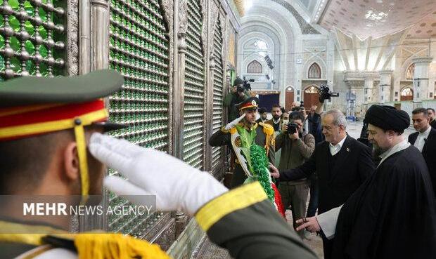 رئیس جمهور و اعضای هیئت دولت با آرمان‌های امام (ره) تجدید میثاق کردند