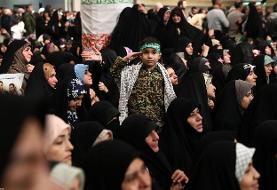 تصاویری از مهمانان امروز بیت رهبری/ سلام نظامی یک کودک خردسال/ پلاکارد «شاه رفت» بر روی دستان یک ...