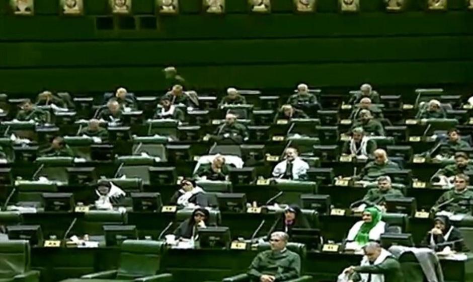 نمایندگان مجلس در واکنش به اقدام اروپا، با لباس فرم سپاه در مجلس حاضر شدند