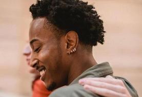 معنی گوشواره در گوش چپ پسران؛ آیا پیام بد یا منفی دارد؟