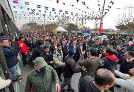 حضور مسعود پزشکیان در راهپیمایی ۲۲ بهمن همراه با دو چهره خبرساز دولت/ رئیس جمهور در میان جمعیت ...