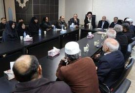 پزشکیان در دیدار با خانواده شهدای حوادث اخیر: بابت این حوادث شرمنده‌ایم/ از فکر اینکه چرا جوانان ...