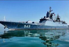 پهلوگیری ناو بالگردبر روسیه در منطقه یکم‌امامت نداجا در بندرعباس