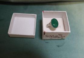 هدیه رهبر انقلاب به همسر شهیدی که انگشت و انگشتر شهیدش را ربودند