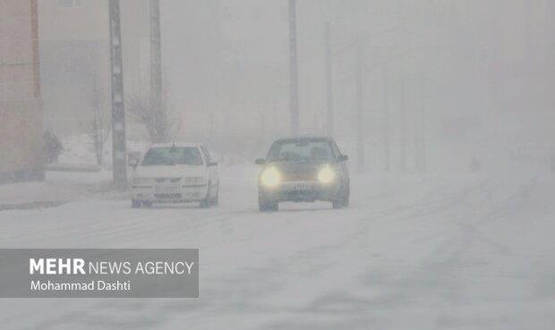 بارش برف و باران در محورهای ۱۰ استان کشور