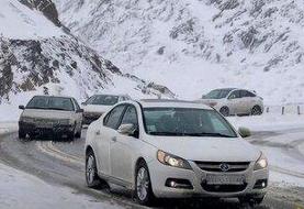 ترافیک سنگین در محورهای شمالی/ بارش سنگین برف در این جاده