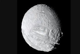 نمایی شگفت‌انگیز از قمر مرموز سیاره زحل / عکس روز ناسا