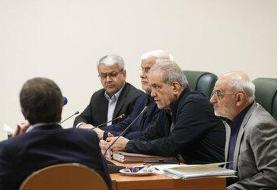 پزشکیان: ما که با دشمنان می‌جنگیم و مقاومت می‌کنیم تا زیر بار زور و ظلم نرویم، نمی‌توانیم خودمان ...